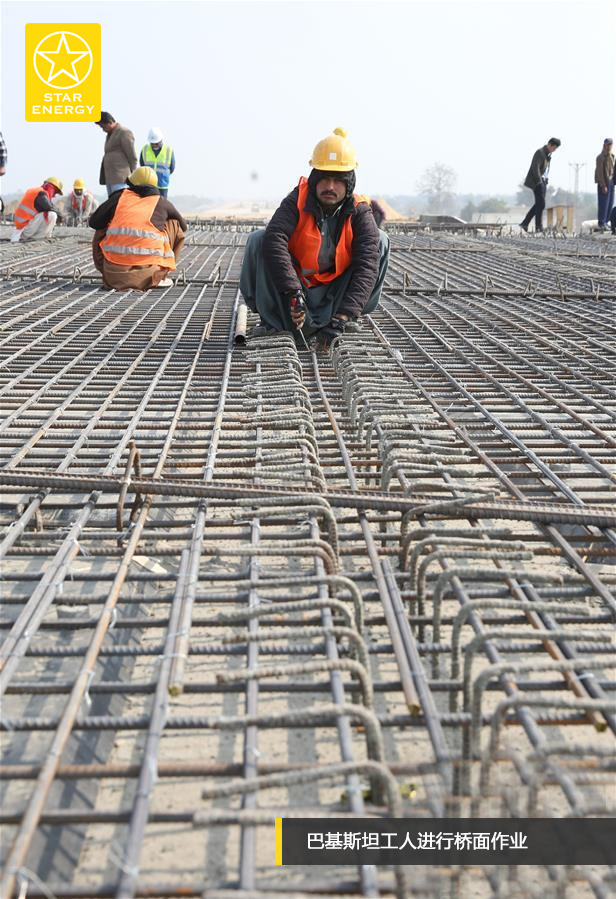 巴基斯坦工人进行桥面作业